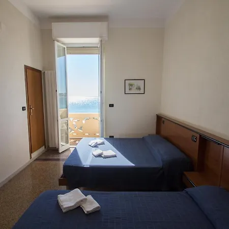 Sette, A 10 Metri Dal Mare *