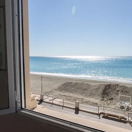 Sette, A 10 Metri Dal Mare *