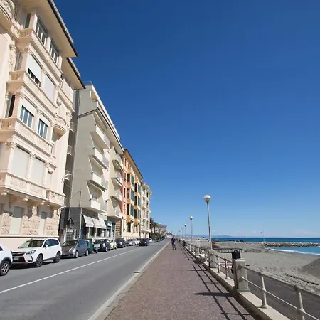 Sette, A 10 Metri Dal Mare *